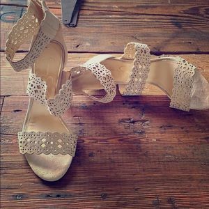 Jessica Simpson strays sexy heels